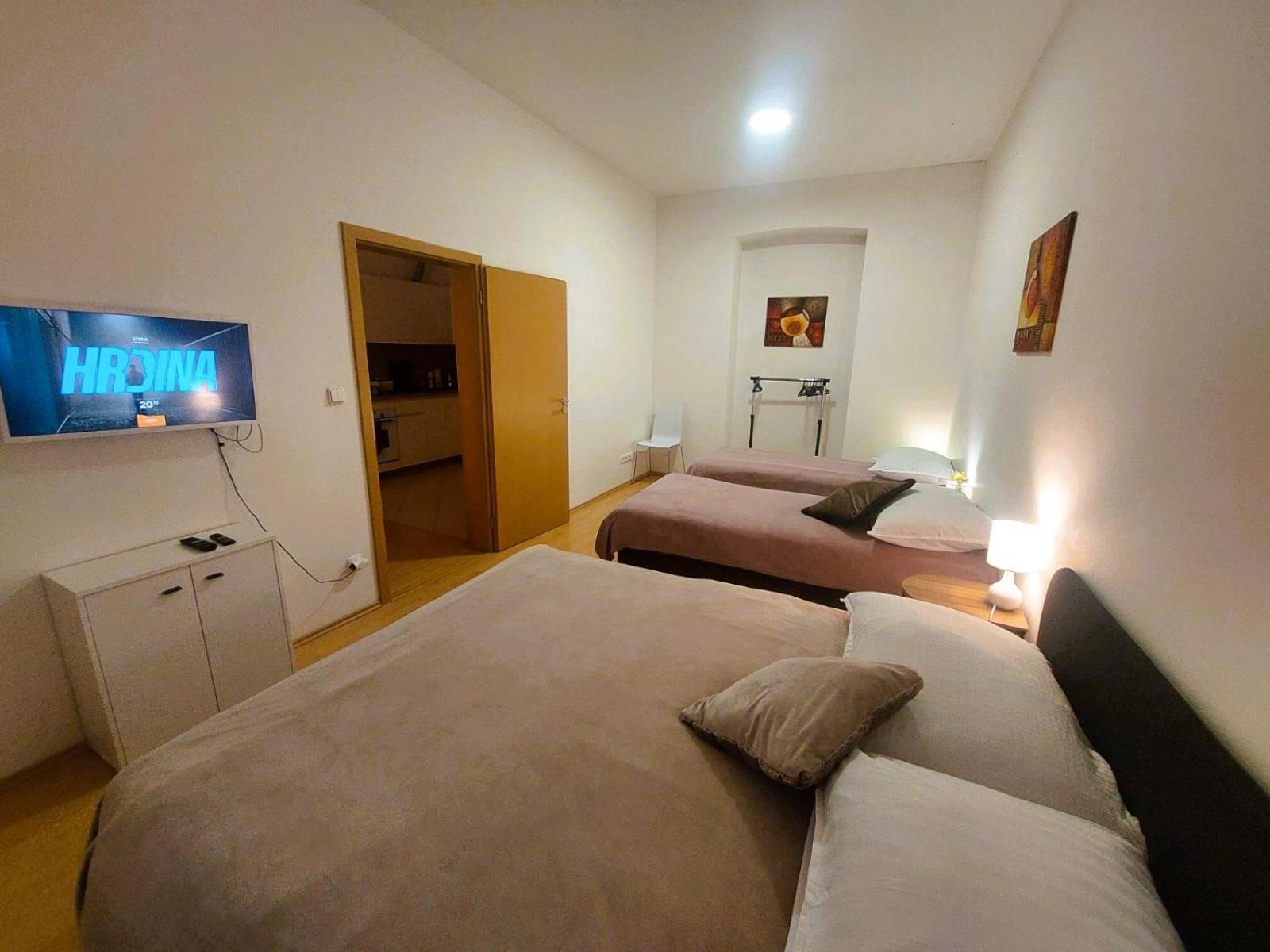 Prostorny Byt V Centru 3 Kk 80 M2 ฮราเดตสคราโลเว ภายนอก รูปภาพ